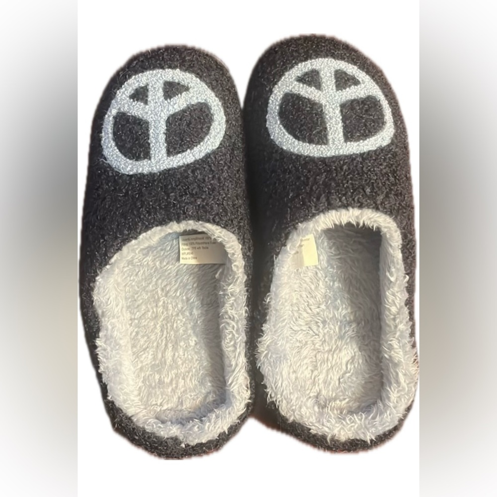 Jenni women slippers. Size M  7-8 peace sign